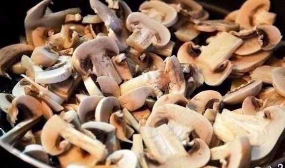 Курица с грибами в сливочном соусе. Ингредиенты: Куриные грудки — 2 шт. Шампиньоны — 400 г Сливки ... - 2