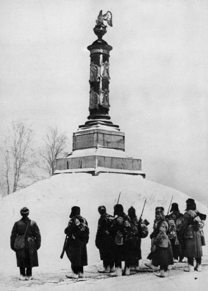 25 декабря 1941 года. Советские солдаты у памятника героям Отечественной войны 1812г. в Тарутино. ...