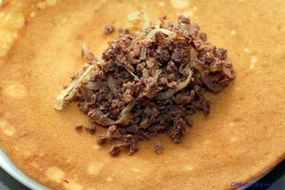 Традиционные блинчики с мясом.Автор: Анна КростенскаяИнгредиенты:700 г голяшка говяжья без кости250 ... - 8