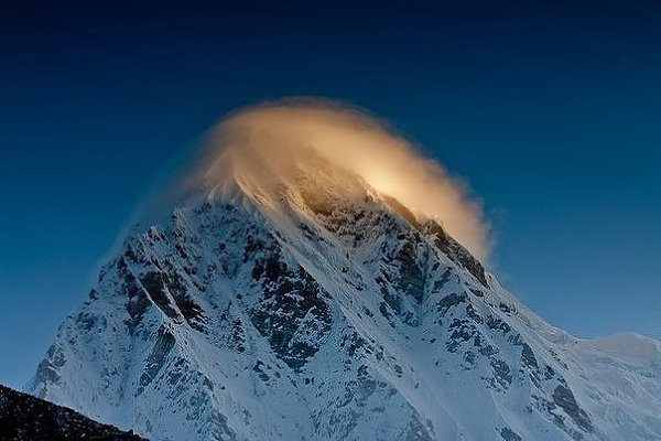 Восход на вершине Пумори, граница Непала и Тибета.