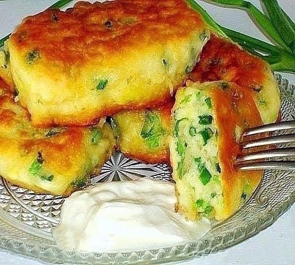 Самые ленивые пирожки с яйцом и зелёным луком. Ингредиенты: — Яйца — 2 шт. сырых и 2 шт. варёных — ...
