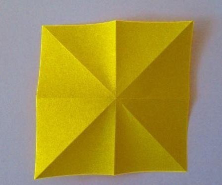 Поделки из бумаги ТЮЛЬПАНЫ. Небольшой квадратный лист бумаги сгибаем пополам вертикально, ... - 2