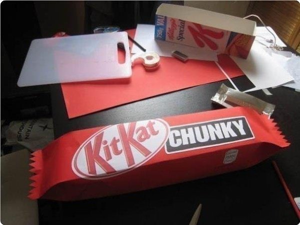 Kaк пopaдoвaть слaдкoeжку? Пpигoтoвить eму oгpoмный KitKat!