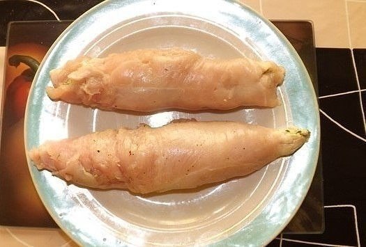 Куриные рулетики по-домашнему . Ингредиенты (на 8 порций): - Куриное филе- 8 шт грудки(1,5кг) - Сыр ... - 3