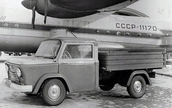 КМЗ-3 "Киев". 1960 год. Оснащался двигателем от серийного мотоцикла К-750.