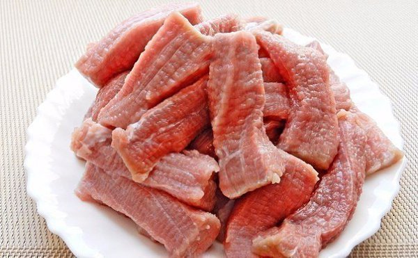 МЯСО ТУШЕНОЕ СО СМЕТАНКОЙ .ИНГРЕДИЕНТЫ: 500 г говядины (или свинины); 2 головки репчатого лука; 150 ... - 2