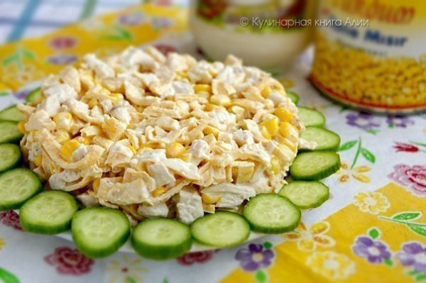 Салат с курицей и яичными блинчиками. Меня он привлек не только количеством ингредиентов, но еще ...
