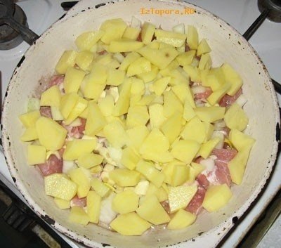 Тушеное мясо под сыром.Продукты:-Соль-Майонез-Сыр-Картофель-Лук репчатый-Лук ... - 3