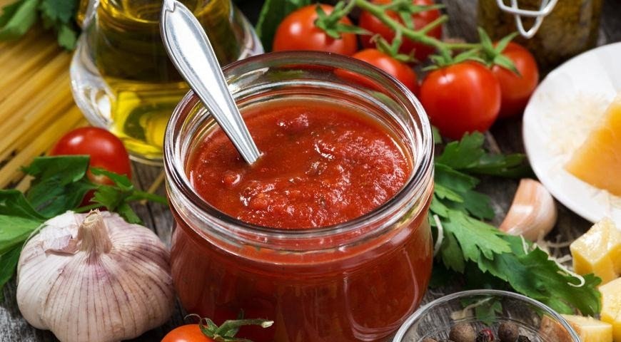 Томатный соус с чесноком и базиликом.Ингредиенты:Помидоры — 1 кгТоматная паста — 2 ст. л.Лук ...