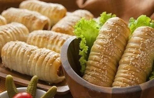 Сосиски в слойке. Ингредиенты: 500 гр. слоеного теста; 10 сосисок; 10 ломтиков сыра; 5 маринованных ...