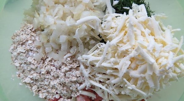 Куриные котлеты с плавленым сыром.Ингредиенты:Фарш куриный — 700 гПлавленые сырки (например, ... - 4