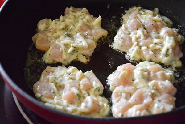 Рубленые куриные котлетки с сыром.Необычный способ приготовить куриную грудку, который реально ... - 8
