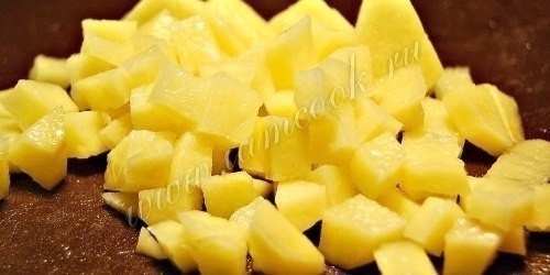 Сырный суп с курицей. Ингредиенты: Филе куриной грудки - 1 шт Морковь - 1 шт. Картофель - 5 шт. Сыр ... - 2