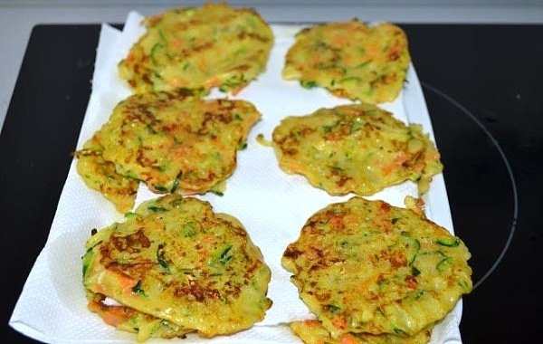 Овощные оладьи .Вкуснейшие овощные оладьи из моркови, картофеля и кабачка. Ингредиенты: морковь - 1 ...
