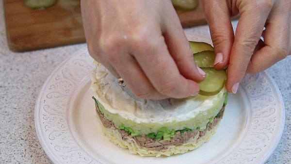 Слоёный салат с печенью трески.Ингредиентыбанка печени трески (230 г)100 г сыра1-2 клубня ... - 5
