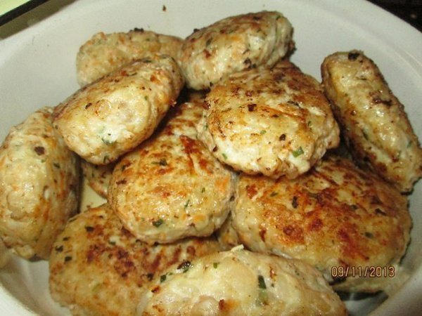 Рисовые котлетки с куриным фаршем, морковью, зеленью.Автор: Марина Гуськова700 гр. куриного фарша, ...