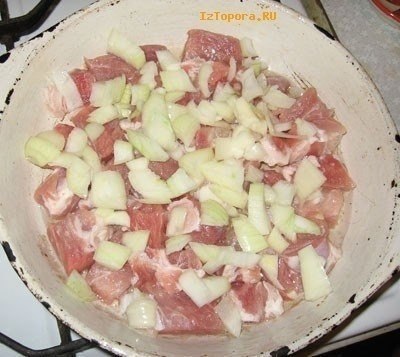 Тушеное мясо под сыром.Продукты:-Соль-Майонез-Сыр-Картофель-Лук репчатый-Лук ... - 2