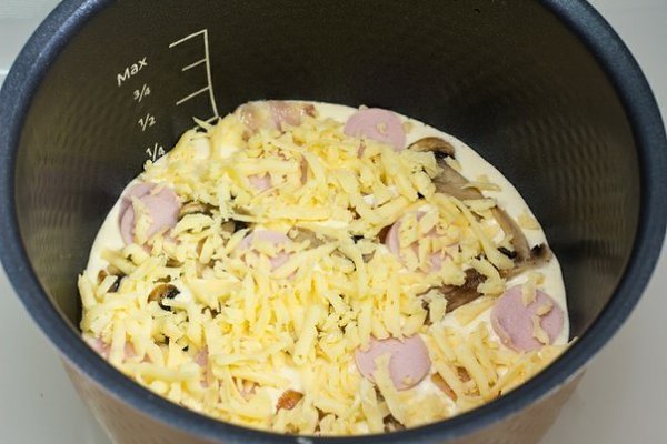 Быстрая пицца в мультиварке. Ингредиенты: Для теста 3ст.л. сметаны; 3ст.л. муки; 1 яйцо; щепотка ... - 4