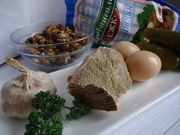 Салат принц с говядиной. Ингредиенты: -Отварное мясо говядины – 200гр. -Отварные яйца – 3 шт. ... - 2