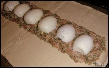 Мясной рулет с яйцом.Ингредиенты:- фарш мясной 0,5-0,6 кг (зелень, специи по вкусу)- Готовое ... - 3