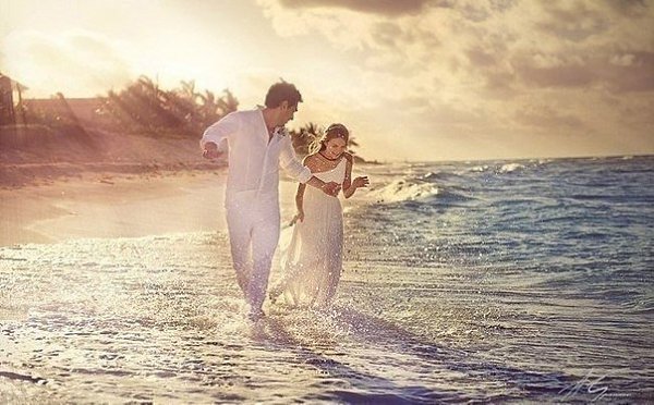 Счастливый человек - это тот, кто не жалеет о прошлом, не боится будущего и не лезет в чужую жизнь.