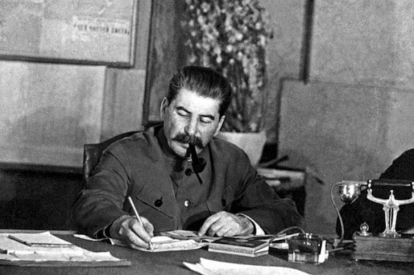 Сталин читал по 400 страниц в день, считая это своей минимальной нормой.