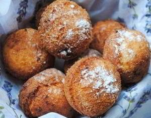 Творожные пончики с кокосом и шоколадом.ИнгредиентыТворог - 300г.Яйцо - 1 шт.Мука - 100-150 г.Сахар ... - 3