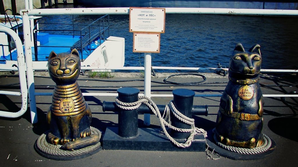 Кот и пес, корабельные друзья моряков.Скульптурная группа — корабельный пес и кот — выполнена из ...