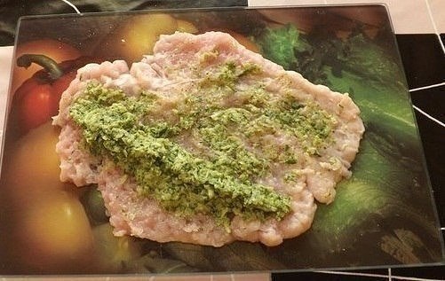 Куриные рулетики по-домашнему . Ингредиенты (на 8 порций): - Куриное филе- 8 шт грудки(1,5кг) - Сыр ... - 2