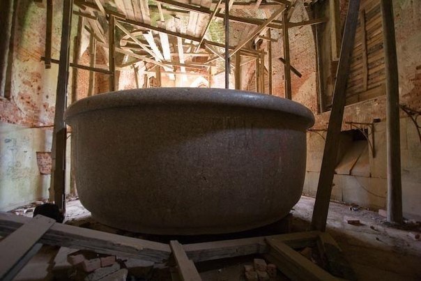 Царь-ванна: забытый шедевр. В руинах дворца в Баболовском парке в полной безвестности пребывает ...