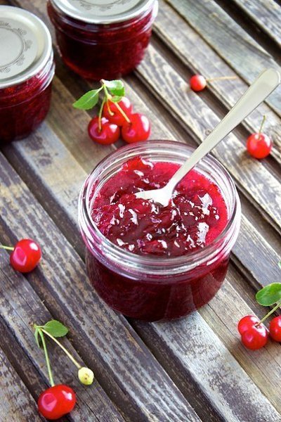 ВИШНЯ, КОНСЕРВИРОВАННАЯ В ЖЕЛЕ.Получается очень нежное варенье! Ягодки — как свежие!На 1 кг ...