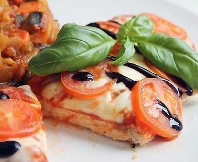Куриное филе по-итальянски.на 100грамм - 125.26 ккалБ/Ж/У - 14.22/4.35/9.21Ингредиенты: Филе куриное ...