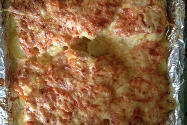 Мясо пофранцузски с картофелем, помидорами и сыром.Ингредиенты:Картофель 5 штукСвинина 300 гЛук 1 ... - 3