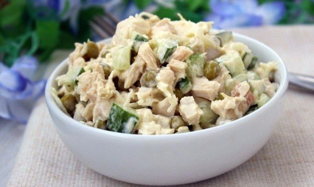 Салат с куриным филе, капустой и зеленым горошком . Итого на 100 грамм 64 ккал Б/Ж/У 10.1 / 0.6 / ...