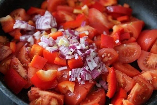 Томатный суп с морепродуктами. Ингредиенты: 1-ый этап: - 5 крупных помидоров - 1 средний красный ... - 2