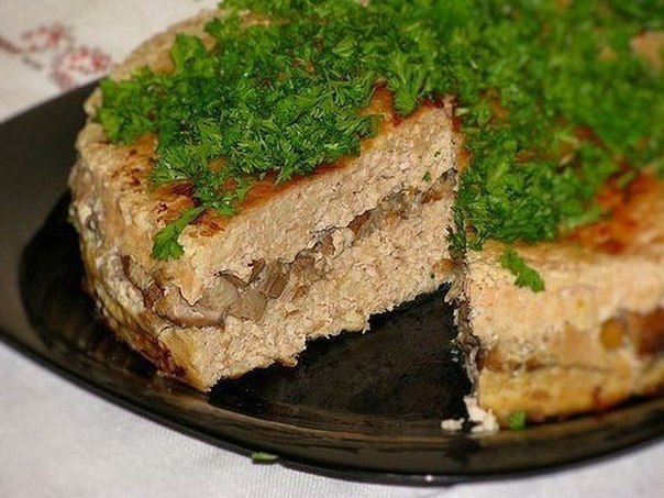 Куриная запеканка.Вам понадобится:~1,2 кг. куриного фарша4 ломтика белого батона без корки150 мл. ...