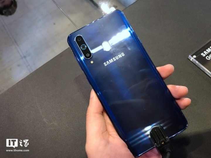 Samsung    Galaxy A8s. ,  Samsung Galaxy S10 ... - 6
