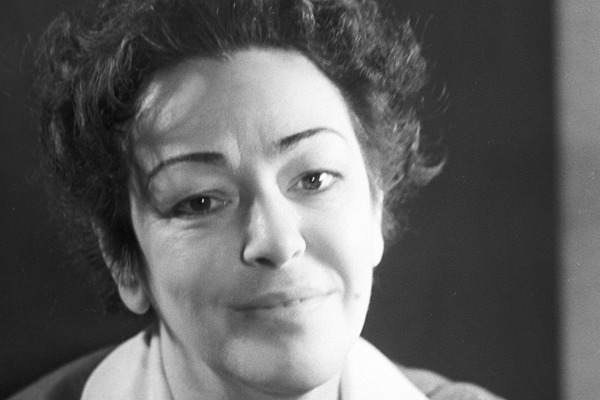 Не знаю - права ли, не знаю - честна ли, не помню начала, не вижу конца. Я рада, что не было встреч ...