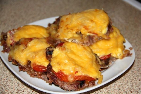 Мясо пофранцузски с картофелем, помидорами и сыром.Ингредиенты:Картофель 5 штукСвинина 300 гЛук 1 ...