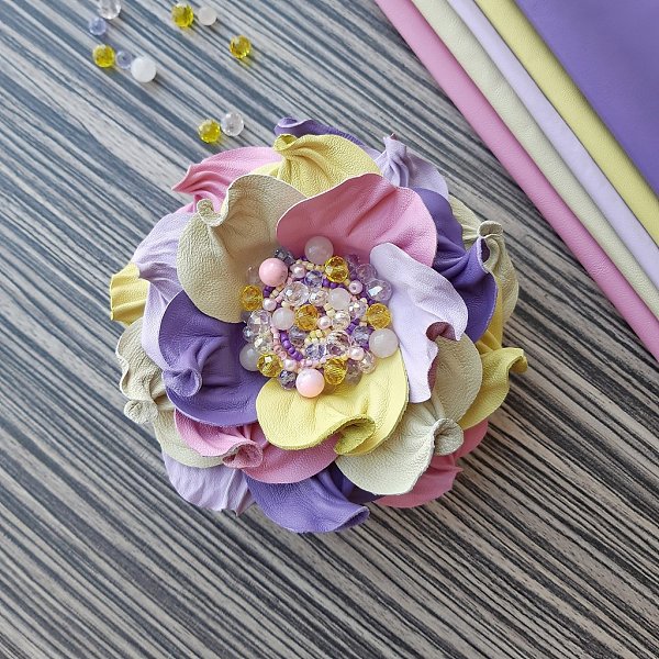 #аксессуар@fan_handmade.Брошь создана из натуральной кожи! Цветок украшен кварцем, хрустальными ... - 5