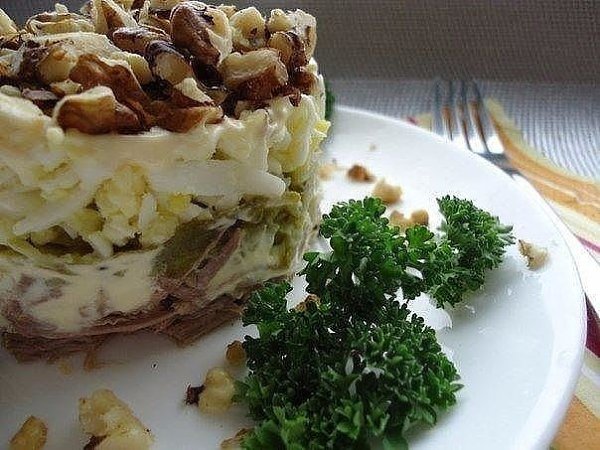 Салат принц с говядиной. Ингредиенты: -Отварное мясо говядины – 200гр. -Отварные яйца – 3 шт. ...