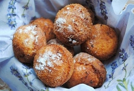 Творожные пончики с кокосом и шоколадом.ИнгредиентыТворог - 300г.Яйцо - 1 шт.Мука - 100-150 г.Сахар ... - 4