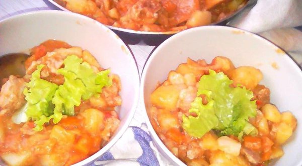 Домашнее жаркое из свинины.Ингредиенты:Мясо (свинина) — 700 гКартофель — 1 кгМорковь — 2 шт.Лук ... - 9