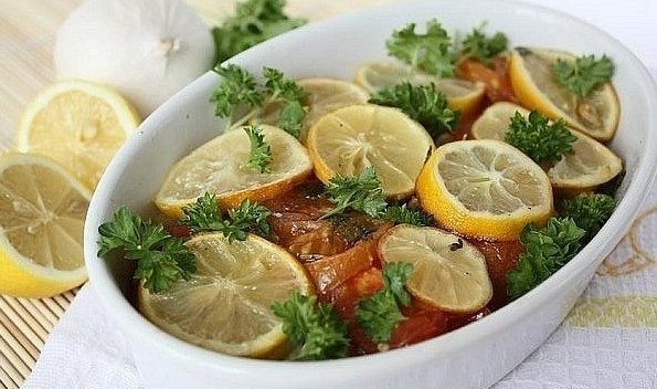 Рыба, запеченная с помидорами и лимоном.Аппетитная рыба, запеченная с помидорами и лимоном. Сочная и ...