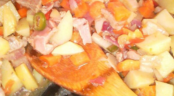 Домашнее жаркое из свинины.Ингредиенты:Мясо (свинина) — 700 гКартофель — 1 кгМорковь — 2 шт.Лук ... - 7