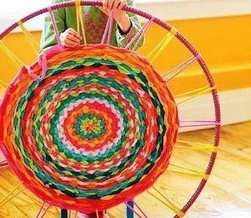 Коврик из старых футболок на обруче хула-хуп. - 3