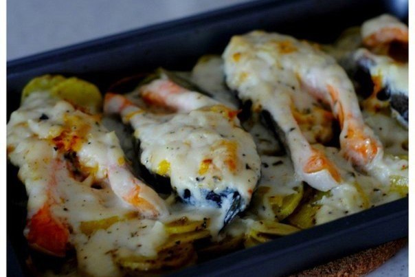 Форель под чесночным соусом, запеченная на картофельной