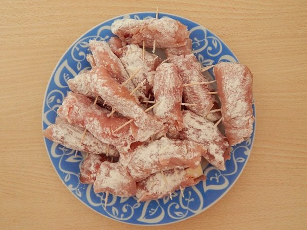 Мясные рулетики из индейки с начинкой.Ингредиенты:Филе индейки — 800 гБекон — 150 гСыр — 100 гВино ... - 2