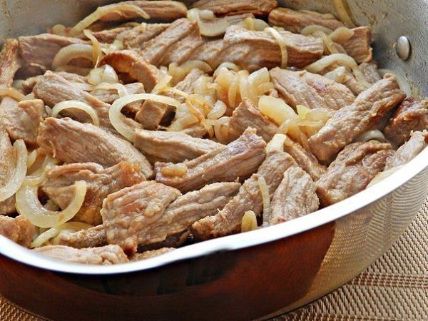 МЯСО ТУШЕНОЕ СО СМЕТАНКОЙ .ИНГРЕДИЕНТЫ: 500 г говядины (или свинины); 2 головки репчатого лука; 150 ... - 5