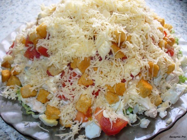 Салат с курицей, сыром и сухариками .Ингредиенты: -Вареная куриная грудка – 350 г -Помидоры – 2-3 ...